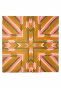 Vævet tæppe i orange, pink, grøn og brun med et geometrisk mønster af skrå striber, der danner et centralt korsdesign. Blød tekstur.
