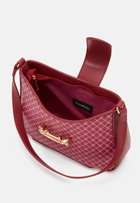 Czerwona torebka z geometrycznym różowym wzorem, gładką fakturą i złotymi okuciami. Posiada zapinane na zamek wnętrze i regulowany pasek.