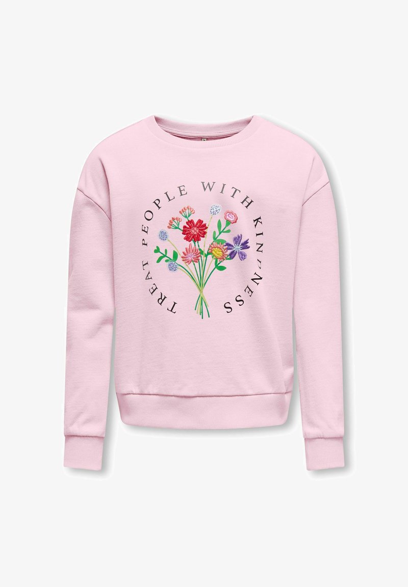 Bluză roz cu mâneci lungi, cu flori brodate multicolore și text circular „TREAT PEOPLE WITH KINDNESS” pe față.