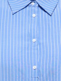 Chemise bleue à col avec des fines rayures blanches verticales et quatre boutons blancs le long de la patte de boutonnage avant.