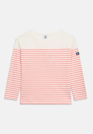 Chemise à manches longues rayée blanc et corail avec col rond et petite écusson logo sur la partie supérieure de la manche.