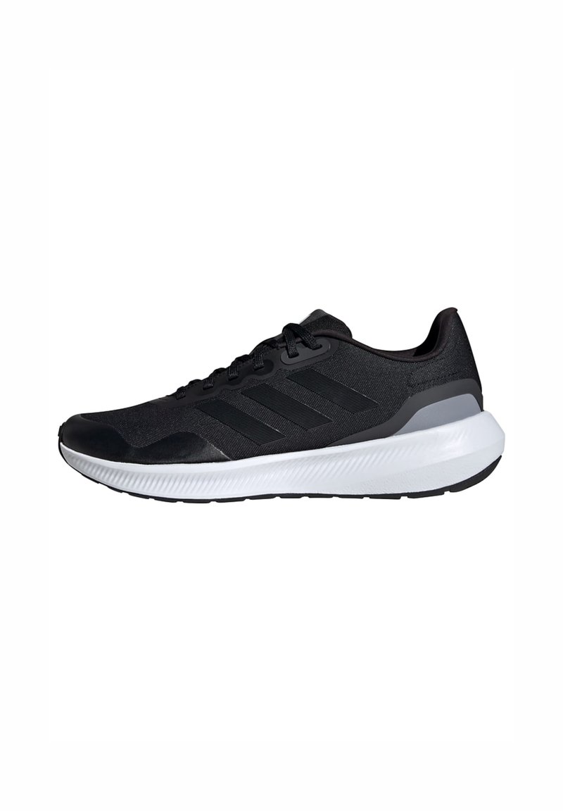 Zapatilla de running negra con parte superior de Textil, media suela blanca y suela negra. Tres franjas negras en el costado, cordones redondos y cuello acolchado.