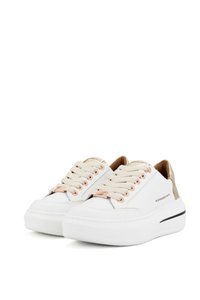 Sneakers bianchi con una parte superiore in pelle liscia, lacci beige, occhielli color oro rosa e dettagli metallici sui lati. Presentano una suola bianca spessa e un dettaglio con logo.