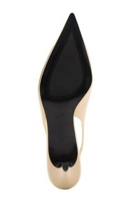 Nude lodičky s vysokým podpätkom a špicatou špičkou, hladký kožený zvršok a textúrovaná čierna gumová podrážka so zúženými vzormi.