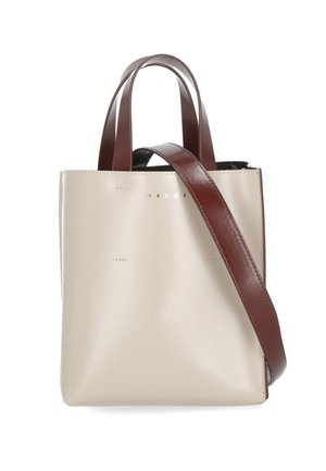 Borsa tote rettangolare in pelle beige con manici marrone scuro e una lunga tracolla, con il logo Marni discreto sul davanti.