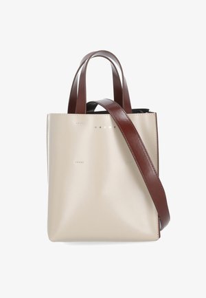 Borsa tote rettangolare in pelle beige con manici marrone scuro e una lunga tracolla, con il logo Marni discreto sul davanti.