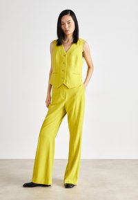 DKNY BUTTON WELT POCKET VEST - Liemenė - citrine