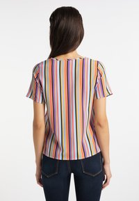 Kortærmet top i let materiale med lodrette striber i blå, pink, gul og sort. Rund halsudskæring og afslappet pasform.