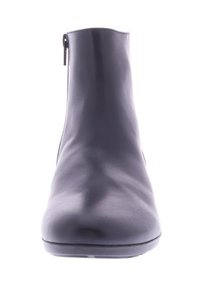 Botín negro de piel con superficie lisa, punta afilada y cremallera lateral para el cierre. Diseño minimalista sin patrones o acentos visibles.