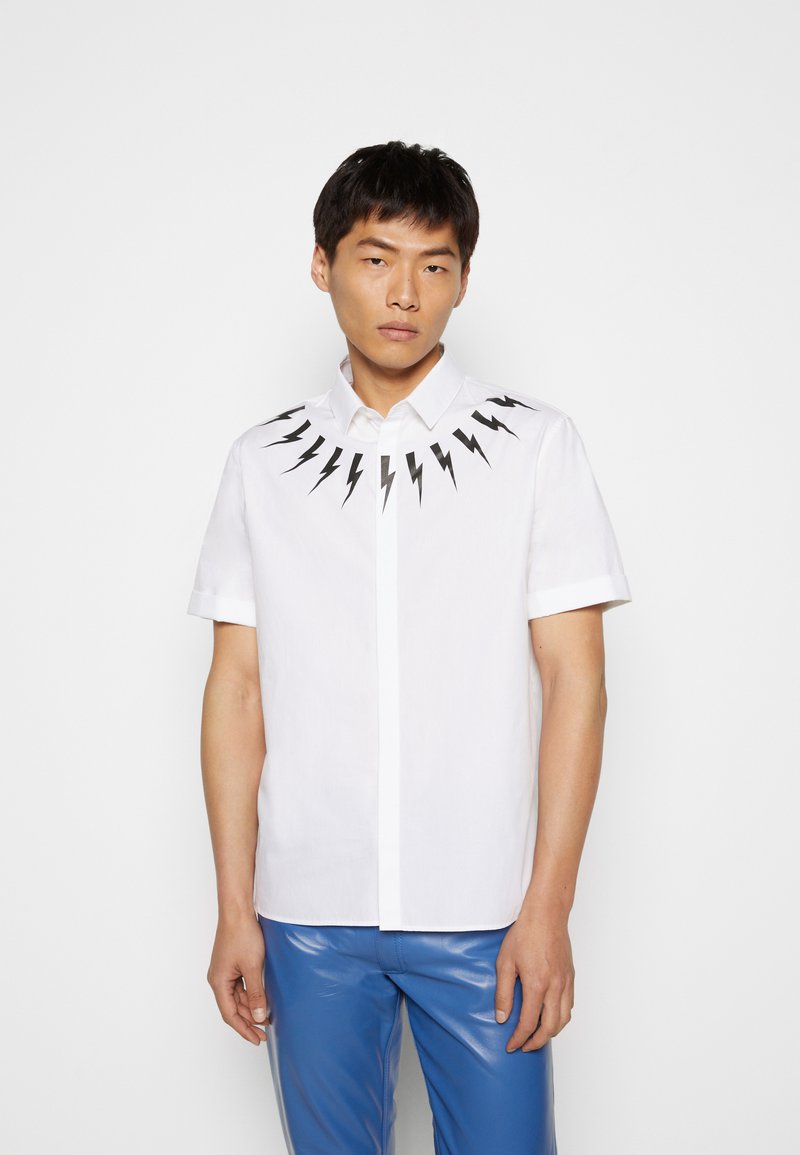 Herren Bekleidung | Neil Barrett BOLT NECK SHORT SLEEVE SHIRT UNISEX Hemdbluse white/black/weiß - EW48955 Herren Bekleidung | Neil Barrett BOLT NECK SHORT SLEEVE SHIRT UNISEX Hemdbluse white/black/weiß - EW48955