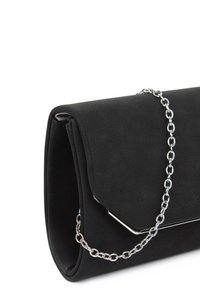 Fekete műbőr clutch, hajtogatott fedéllel, ezüst lánc pánttal és sima textúrával. Minimalista dizájn, látható minták nélkül.