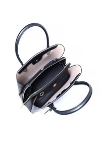 Sac à main en cuir noir au design structuré, avec deux poignées supérieures, un intérieur clair, une poche zippée intérieure et plusieurs compartiments.