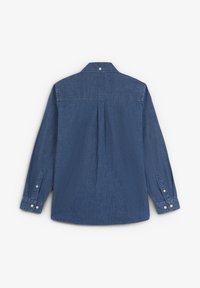 Camicia di denim blu scuro con maniche lunghe, colletto con bottoni e polsini abbottonati. Presenta una sola piega sulla schiena per un tocco di stile in più.
