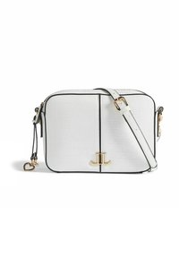 Bílá faux krokodýlová kožená crossbody taška se zlatým kováním, černými akcenty, předním logem a nastavitelným popruhem. Kompaktní obdélníkový tvar.