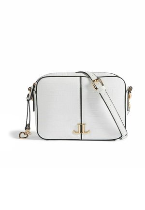 Bílá faux krokodýlová kožená crossbody taška se zlatým kováním, černými akcenty, předním logem a nastavitelným popruhem. Kompaktní obdélníkový tvar.