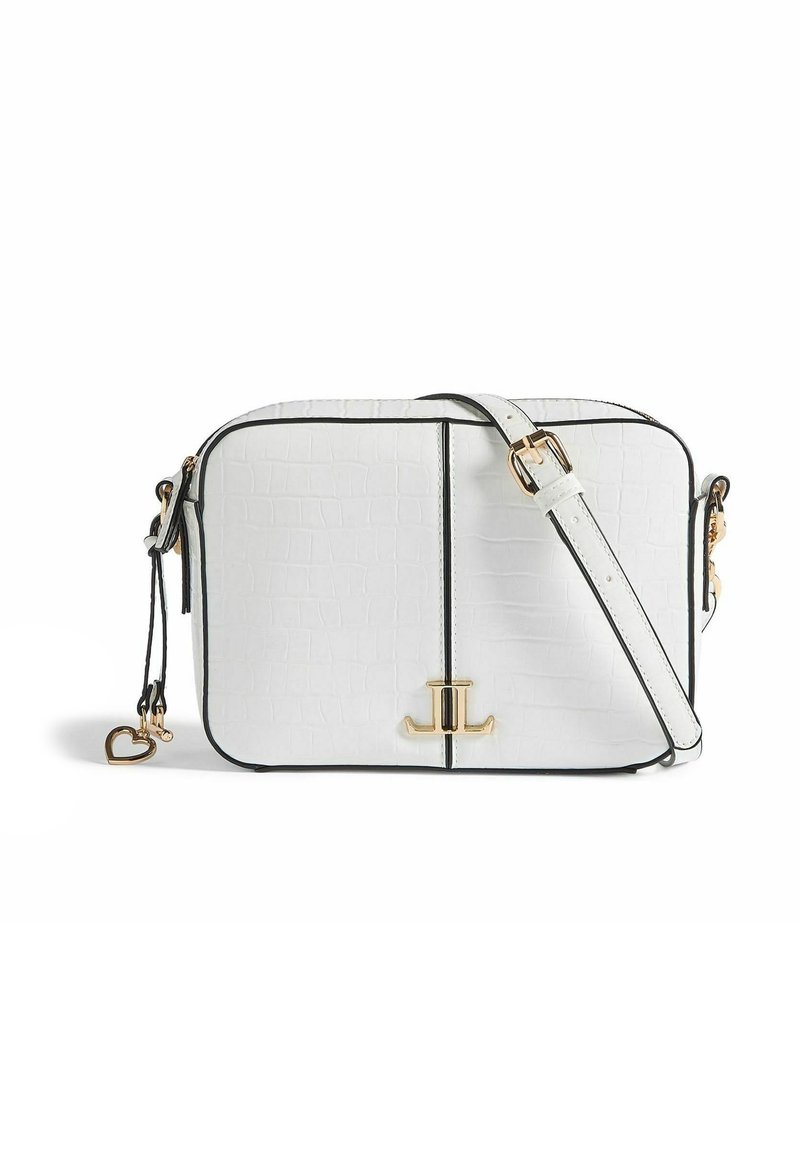Bílá faux krokodýlová kožená crossbody taška se zlatým kováním, černými akcenty, předním logem a nastavitelným popruhem. Kompaktní obdélníkový tvar.