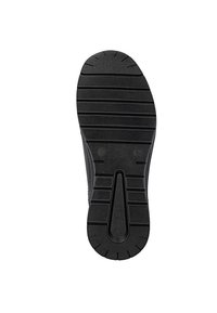 Suela de zapato de goma negra con surcos horizontales, una cresta central y un talón redondeado para tracción y durabilidad. Superficie texturizada.
