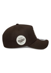 Braune Baseballmütze mit runder Krone, flachem Schirm und einem weißen runden Logo-Patch mit dem Text "Los Angeles Dodgers" an der Seite.