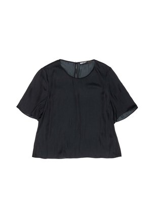 Melnas īsām piedurknēm blūze, kas izgatavota no gludas auduma. Tam ir noapaļota dekoltē līnija un aizmugures rāvējslēdzējs. Brīva piegriezuma ar mīkstu tekstūru.