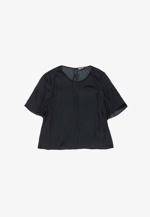 Must have lühikeste varrukatega must bluus, mis on valmistatud siledast kangast. Omab ümarat kaelust ja seljaosal lukku. Loodud mugavaks istuvuseks pehme tekstuuriga.