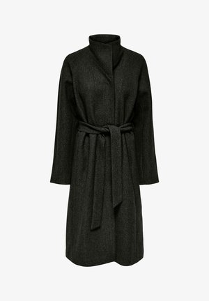 Tumehall villane mantel kõrge kraega, pikkade varrukatega ja vöödatud talje külge; omab pehmet tekstuuri ja lihtsat, elegantset disaini.