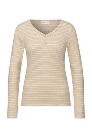 Camiseta de manga larga a rayas beige y blancas con escote en V y tres pequeños botones en la parte delantera, estilo ajustado.
