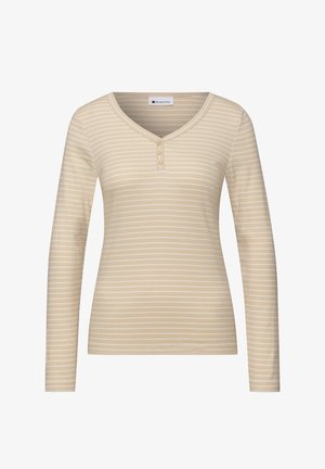 Chemise à manches longues beige et blanche à rayures, col en V avec trois petits boutons sur le devant, coupe ajustée.