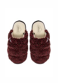 Zapatillas rojas de felpa con una superficie texturizada y suave y un diseño de espalda abierta. Plantillas blandas con un logo en el interior. Suela negra para mayor durabilidad.