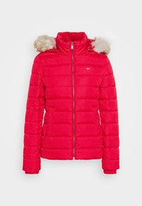 Veste d'hiver matelassée rouge avec fermeture éclair frontale et capuche amovible ornée d'une bordure en fausse fourrure beige, manches longues et poches latérales.