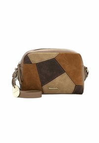 Rechteckige Handtasche aus mehrfarbigem Wildleder mit geometrischen Patches in Braun, Beige und Tan. Enthält einen abnehmbaren Schulterriemen und ein Logo-Detail.