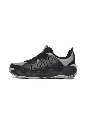 Lavtop sort og grå sneaker med indviklede teksturerede side mønstre, elastisk rem over toppen, og tyk polstret sål.