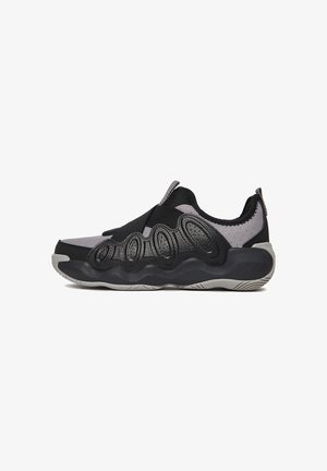 Lavtop sort og grå sneaker med indviklede teksturerede side mønstre, elastisk rem over toppen, og tyk polstret sål.