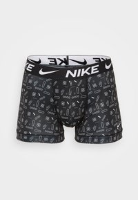 Boxeri scurți negri Nike cu un design patternat, prezentând forme albe și gri. Talie elastică care afișează vizibil marca Nike.