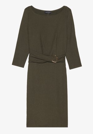 Olīvu zaļš kleita ar ribotu tekstūru, ar trim ceturtdaļām piedurknēm, drapētu jostas vietu un zelta sprādzi akcentā jostas līnijā.