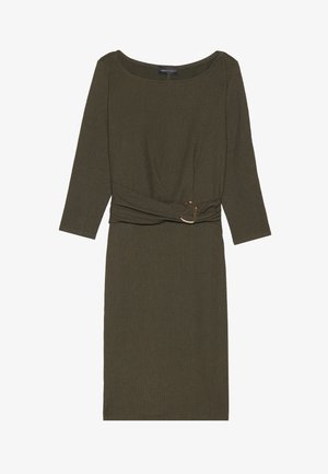 Alyvuogių žalios spalvos suknelė su rimtu tekstūru, turinti tris ketvirtadalius rankovių, drapiruotą liemenį ir auksinę sagtį juosmens linijoje.