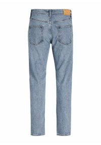 Világoskék, egyenes szabású farmernadrág hátulnézete, két hátsó zsebbel és barna bőrmárkajelzéssel a derékrészen.