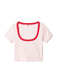 Lys rosa kortærmet cropped top i ribbet stof med en bred rød kontrastudskæring og en ren finish på kanten.