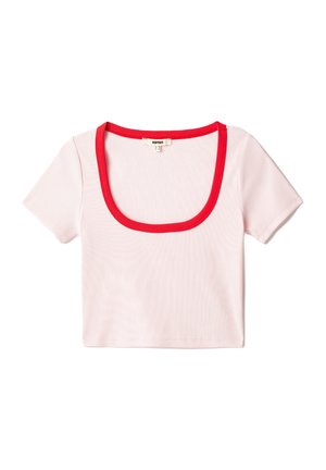 Short-sleeve cropped top in light pink ribbed fabric with a wide red contrast neckline and clean finish on the hem.