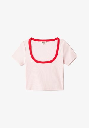Short-sleeve cropped top in light pink ribbed fabric with a wide red contrast neckline and clean finish on the hem.