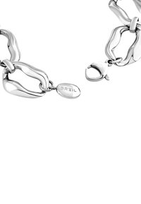 Bracelet en chaîne argentée avec des sections ovales liées. Dispose d'un fermoir en homard et d'une étiquette ovale gravée "BREIL". Texture lisse et polie.