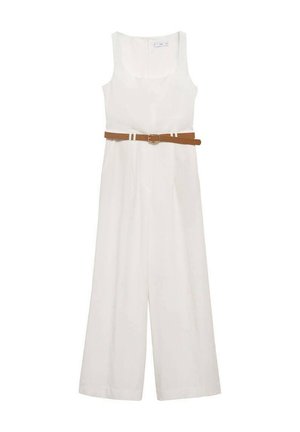 Combinaison blanche avec des jambes larges, décolleté carré et une ceinture marron. Le tissu est lisse ; la combinaison n'a aucun motif ni accent visible.
