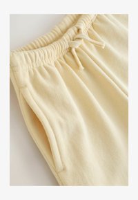 Valitud, butter yellow