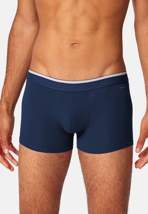Marineblaue Boxershorts aus weichem Stoff, ausgestattet mit einem weißen elastischen Bund und einer enganliegenden Passform für Komfort.