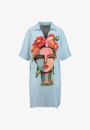 Abito camicia blu a righe con una grande grafica floreale colorata, maniche corte e una vestibilità comoda con colletto.