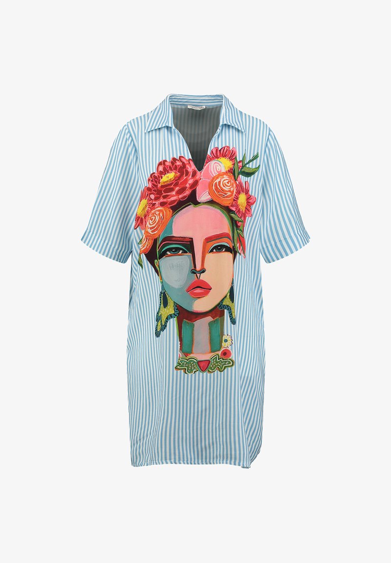 Robe chemise rayée bleue avec un grand motif graphique floral coloré, manches courtes et coupe décontractée avec un col.
