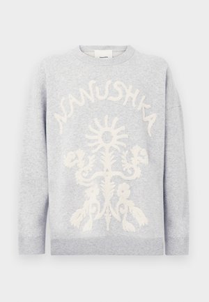 Sweat-shirt gris clair avec un design floral texturé blanc et le texte "Nanushka" courbé au-dessus du design à l'avant.