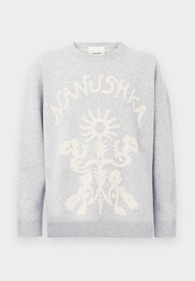 Svetlo siva kapuča s belim teksturiranim cvetličnim vzorcem in besedilom "Nanushka", ki se ukrivlja nad vzorcem spredaj.