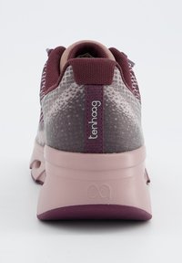 Chaussures de sport avec un empeigne grise texturée, des accents bordeaux et une semelle rose clair. Présente un passepoil au talon et un branding minimal.