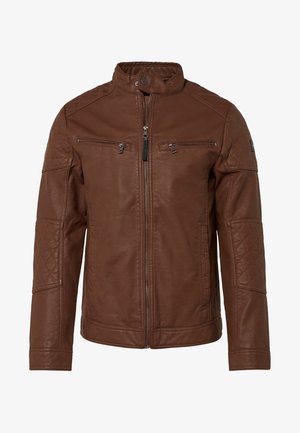 Veste en cuir marron avec fermeture éclair à l'avant, deux poches poitrine zippées, empiècements matelassés sur les manches et col à boutons-pression.