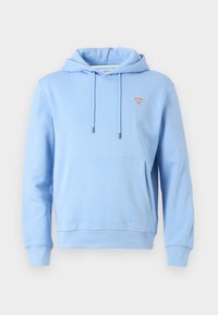 Svetlomodrá mikina s kapucňou vyrobená z jemnej látky, s prednou vreckom, sťahovacou kapucňou a malým červeným logom na hornom ľavom beha.